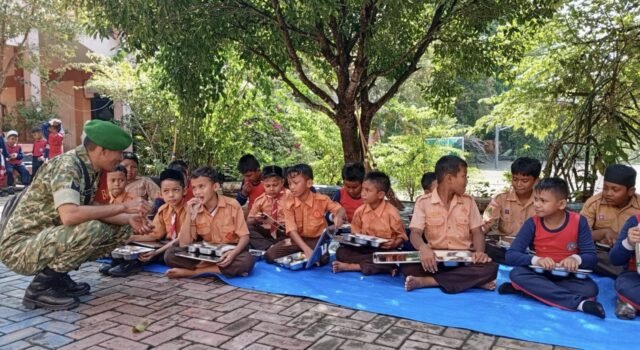 Babinsa Aneuk Laot Tinjau Penyaluran Makanan Bergizi bagi Siswa SD Negeri 11 Sabang