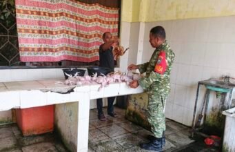 Babinsa Kuta Barat Pantau Harga Ayam Potong di Pasar, Pastikan Stabilitas Harga Kebutuhan Warga