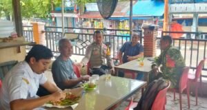 Jaga Kedekatan dengan Warga, Babinsa Kuta Timu Perkuat Komunikasi dan Kebersamaan