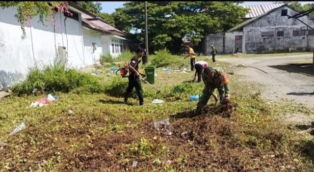 Gotong‑royong Bersihkan Lingkungan, Babinsa Kuta Timu Pererat Kehadiran di Tengah Warga