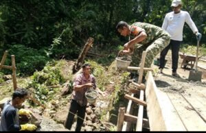 Semangat Gotong‑royong Membangun Jembatan, Babinsa Jaboi Ikut Wujudkan Harapan Petani