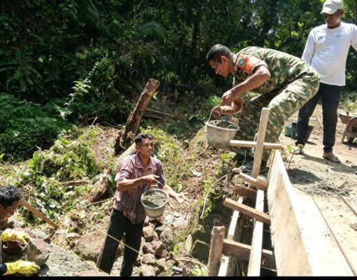 Semangat Gotong‑royong Membangun Jembatan, Babinsa Jaboi Ikut Wujudkan Harapan Petani