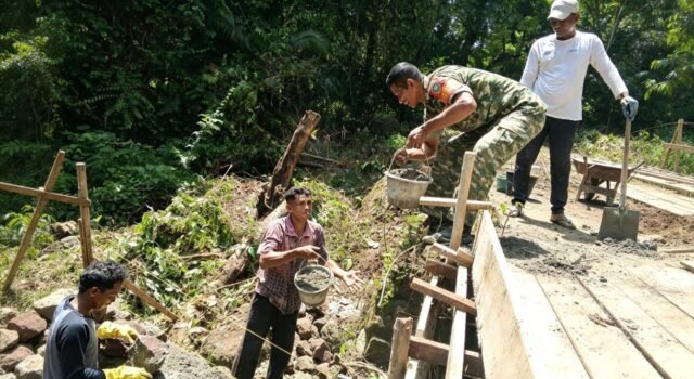 Semangat Gotong‑royong Membangun Jembatan, Babinsa Jaboi Ikut Wujudkan Harapan Petani