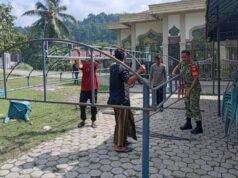Usai Peringatan Maulid, Babinsa Aneuk Laot Bantu Warga Bongkar Tenda di Meunasah Ar‑raniry