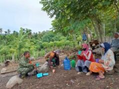 Ngobrol Santai di Bawah Pohon, Babinsa Keuneukai Jalin Silaturahmi Bersama Warga