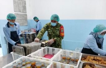 Babinsa Kuta Barat Kawal Penyaluran Makanan Bergizi, Bantu Pastikan Distribusi Berjalan Lancar