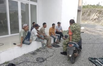 Duduk Bersama Warga, Babinsa Sampaikan Pesan Penting Cegah Kebakaran Hutan dan Lahan