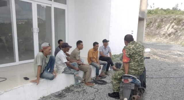 Duduk Bersama Warga, Babinsa Sampaikan Pesan Penting Cegah Kebakaran Hutan dan Lahan
