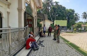 Sosialisasi Rekrutmen TNI AD di Meunasah Ar‑raniry, Babinsa Aneuk Laot Berikan Informasi kepada Warga
