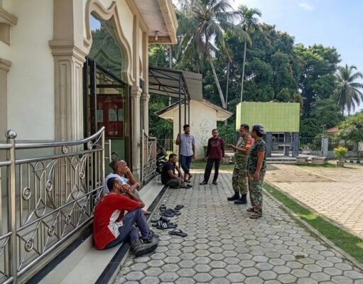Sosialisasi Rekrutmen TNI AD di Meunasah Ar‑raniry, Babinsa Aneuk Laot Berikan Informasi kepada Warga
