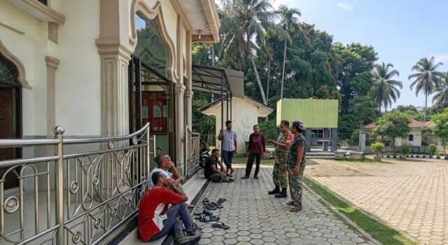 Sosialisasi Rekrutmen TNI AD di Meunasah Ar‑raniry, Babinsa Aneuk Laot Berikan Informasi kepada Warga