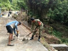 Setiap Hari Ada Kemajuan, Babinsa Dampingi Pembangunan Jembatan di Jurong Lamkuta