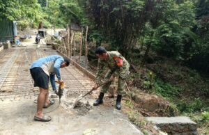 Setiap Hari Ada Kemajuan, Babinsa Dampingi Pembangunan Jembatan di Jurong Lamkuta