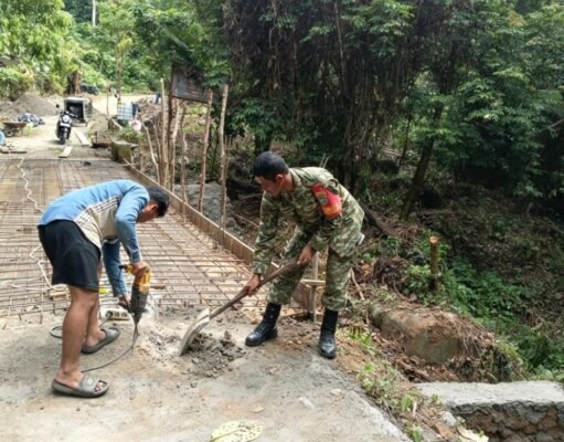 Setiap Hari Ada Kemajuan, Babinsa Dampingi Pembangunan Jembatan di Jurong Lamkuta