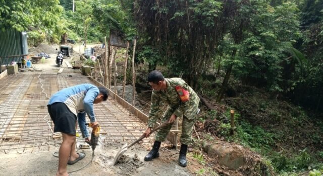 Setiap Hari Ada Kemajuan, Babinsa Dampingi Pembangunan Jembatan di Jurong Lamkuta