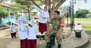 Tawa dan Cerita di Bawah Pohon, Babinsa Balohan Jalin Kedekatan Hangat bersama Siswi SDN 22