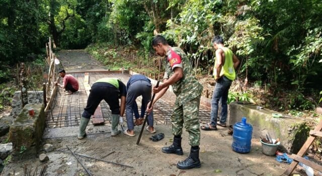 Dari Hari ke Hari, Kerja Sama Babinsa‑Warga Wujudkan Jembatan Penghubung Kebun di Gampong Jaboi Jaboi