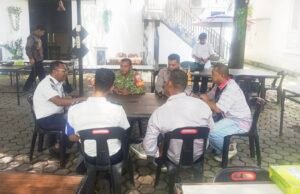 Perkuat Koordinasi, Babinsa Paya Bersama Tim PORA Jaga Pengawasan Orang Asing
