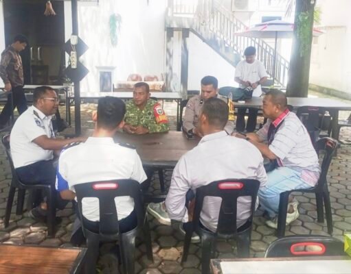 Perkuat Koordinasi, Babinsa Paya Bersama Tim PORA Jaga Pengawasan Orang Asing