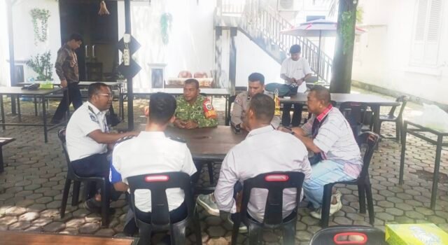 Perkuat Koordinasi, Babinsa Paya Bersama Tim PORA Jaga Pengawasan Orang Asing