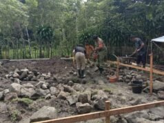 Bergotong‑royong Bangun Rumah Layak Huni, Babinsa Balohan Tunjukkan Kepedulian untuk Dhuafa
