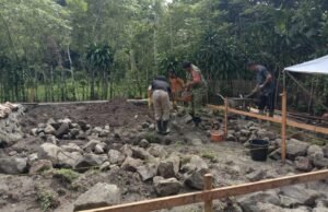 Bergotong‑royong Bangun Rumah Layak Huni, Babinsa Balohan Tunjukkan Kepedulian untuk Dhuafa