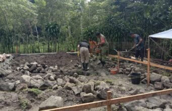 Bergotong‑royong Bangun Rumah Layak Huni, Babinsa Balohan Tunjukkan Kepedulian untuk Dhuafa