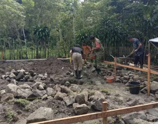 Bergotong‑royong Bangun Rumah Layak Huni, Babinsa Balohan Tunjukkan Kepedulian untuk Dhuafa
