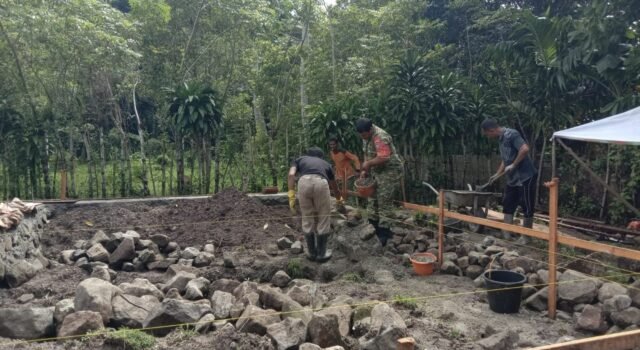 Bergotong‑royong Bangun Rumah Layak Huni, Babinsa Balohan Tunjukkan Kepedulian untuk Dhuafa