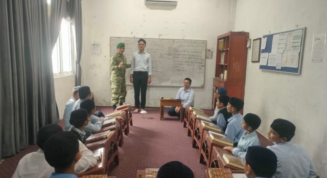 Berbagi Informasi Rekrutmen TNI AD, Babinsa Kuta Ateuh Sosialisasikan kepada Para Santri Pondok Pesantren Sulaimaniyah