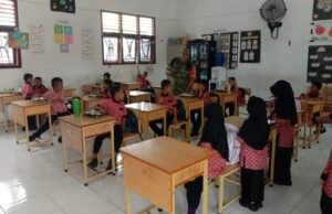 Jaga Asupan Gizi Siswa, Babinsa Pastikan Penyaluran Program MBG Berjalan Lancar di SDN 20 Sabang