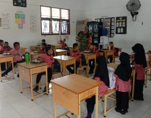 Jaga Asupan Gizi Siswa, Babinsa Pastikan Penyaluran Program MBG Berjalan Lancar di SDN 20 Sabang