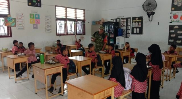 Jaga Asupan Gizi Siswa, Babinsa Pastikan Penyaluran Program MBG Berjalan Lancar di SDN 20 Sabang
