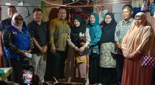 Wali Kota dan Ketua TP-PKK Sabang Turun Langsung, Salurkan Bantuan bagi Warga Membutuhkan