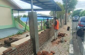 Perkuat Fasilitas Pendidikan, Babinsa Kuta Ateuh Ikut Bangun Pagar SDN 6 Sabang