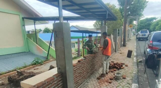 Perkuat Fasilitas Pendidikan, Babinsa Kuta Ateuh Ikut Bangun Pagar SDN 6 Sabang