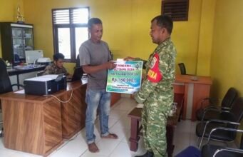 Babinsa Gampong Paya Dampingi Penyaluran BLT-DD kepada 37 Keluarga Penerima Manfaat di Wilayah Binaan