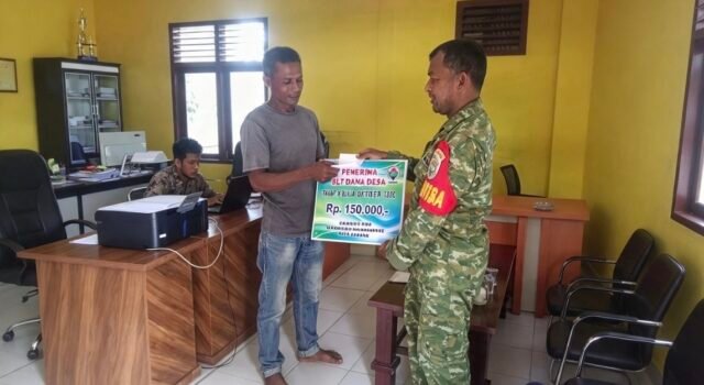 Babinsa Gampong Paya Dampingi Penyaluran BLT-DD kepada 37 Keluarga Penerima Manfaat di Wilayah Binaan