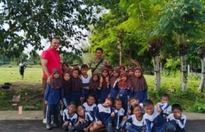 Dekat dengan Pelajar, Babinsa Jaboi Tanamkan Nilai Etika dan Disiplin Sejak Dini