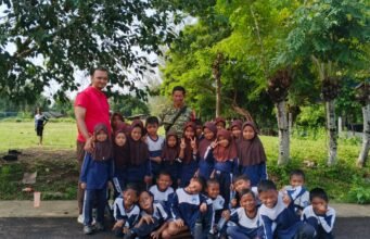 Dekat dengan Pelajar, Babinsa Jaboi Tanamkan Nilai Etika dan Disiplin Sejak Dini