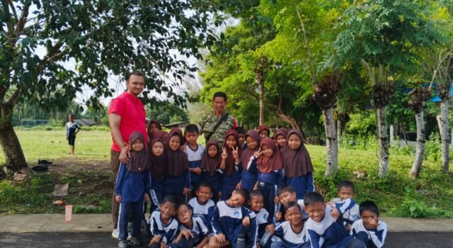 Dekat dengan Pelajar, Babinsa Jaboi Tanamkan Nilai Etika dan Disiplin Sejak Dini