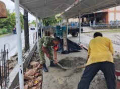 Semangat Bahu‑Membahu, Babinsa Ikut Serta Pembangunan Pagar Tempat Ibadah