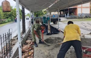 Semangat Bahu‑Membahu, Babinsa Ikut Serta Pembangunan Pagar Tempat Ibadah