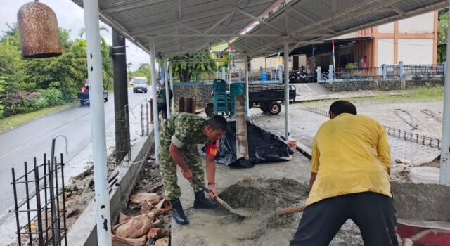 Semangat Bahu‑Membahu, Babinsa Ikut Serta Pembangunan Pagar Tempat Ibadah